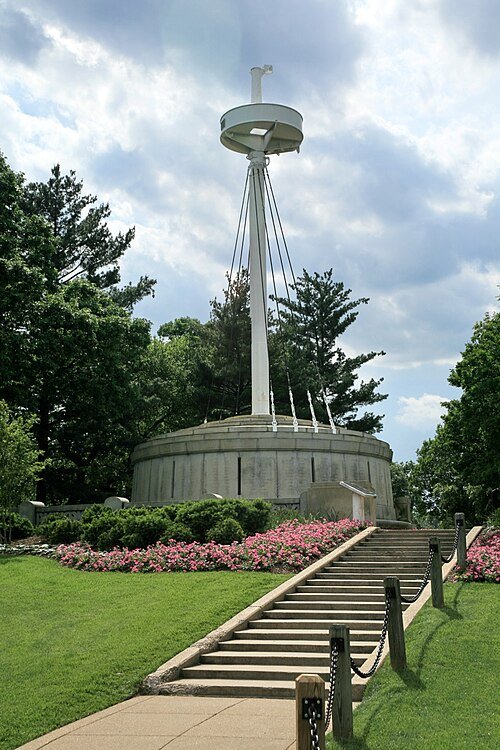 USS_Maine_Mast_Memorial.jpg