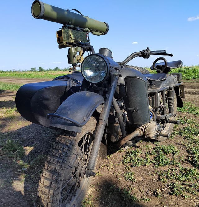 a-motorbike-with-a-kornet-atgm-used-by-russian-fighters-v0-twhu1p5se07b1.jpg