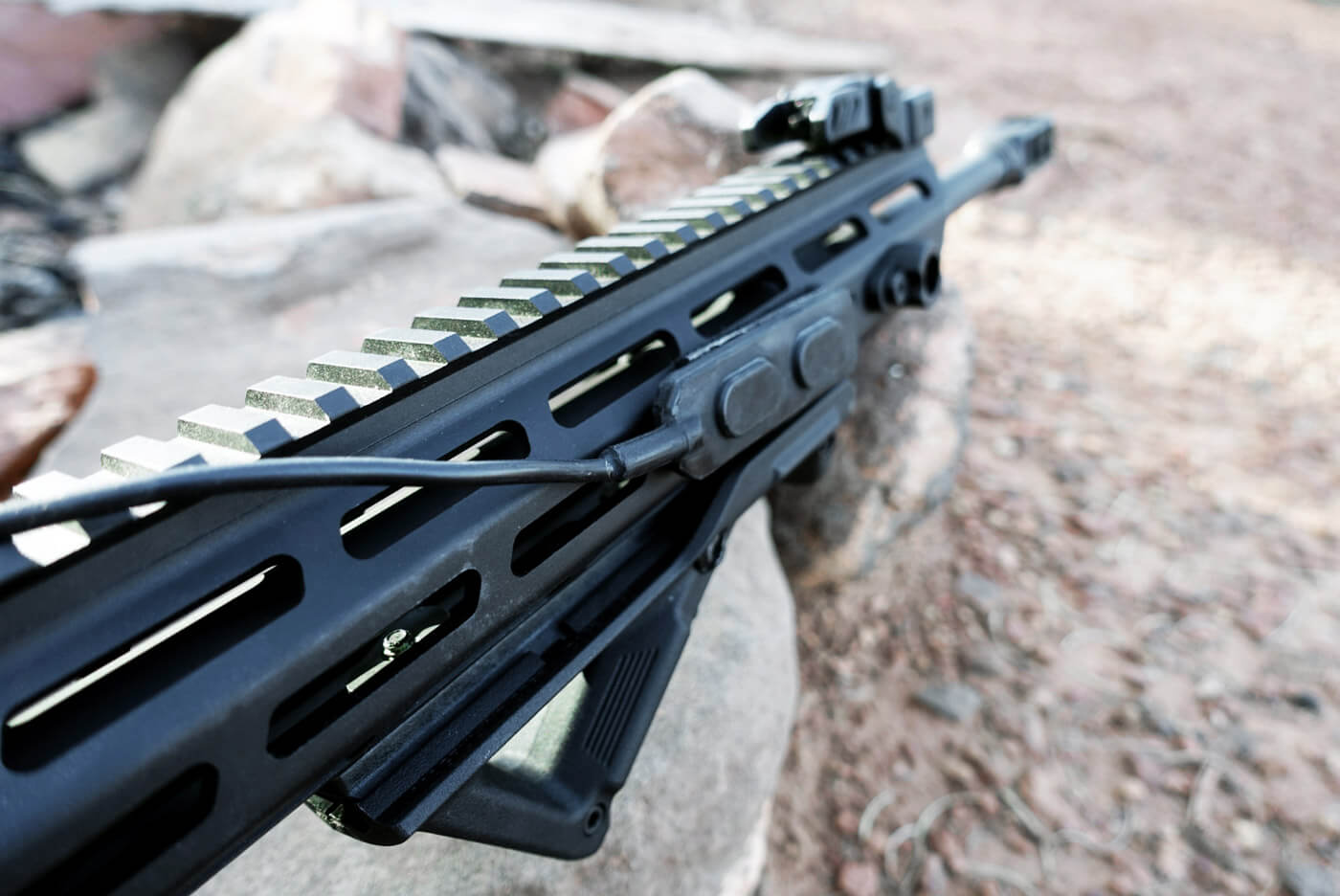 In this photograph we see how the author used the Magpul M-LOK attachment points on the side of the handguard.