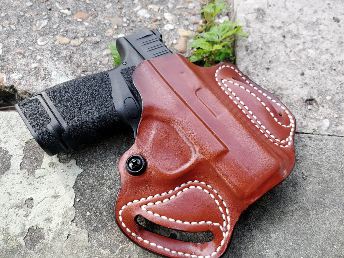 Leather OWB concealed carry holster for the Springfield Hellcat