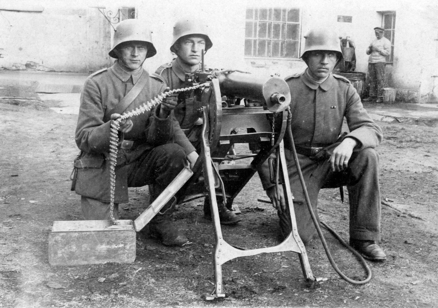 German troops training with the MG08