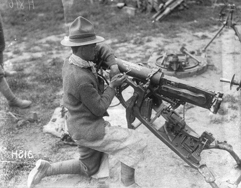 New Zealand soldier with captured MG08