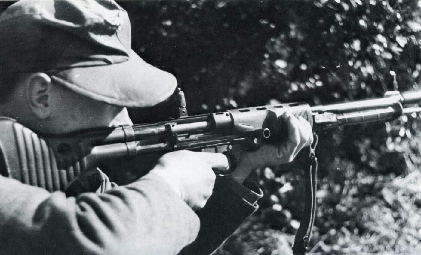 Fallschirmjagergewehr 42 in action