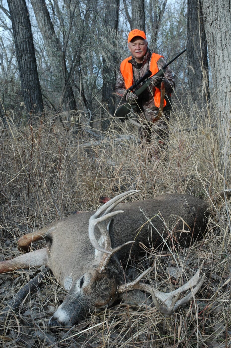  Mann med buck tatt på nært hold under hjortejakt sesongen