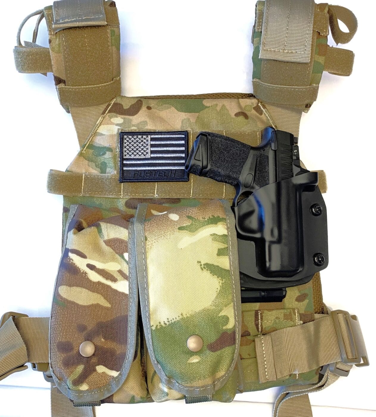 Carrying Hellcat pistol on a plate carrier with an Alien Gear holster