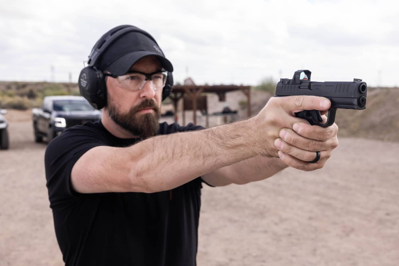 Man shooting Springfield Hellcat Pro with HEX Wasp attached
