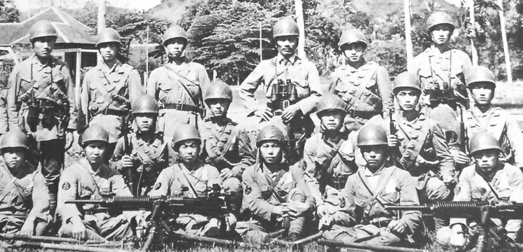 Japanese paratroopers with TERA Type 2 paratrooper rifle