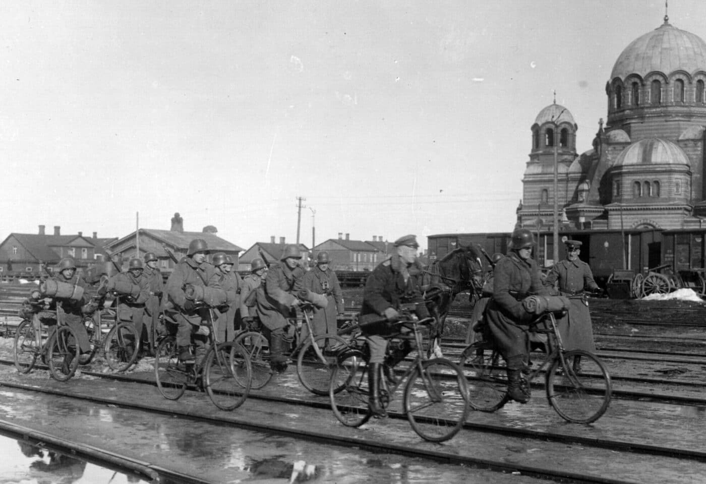 Soldiers on bicycles chasing Bolsheviks in March 1918