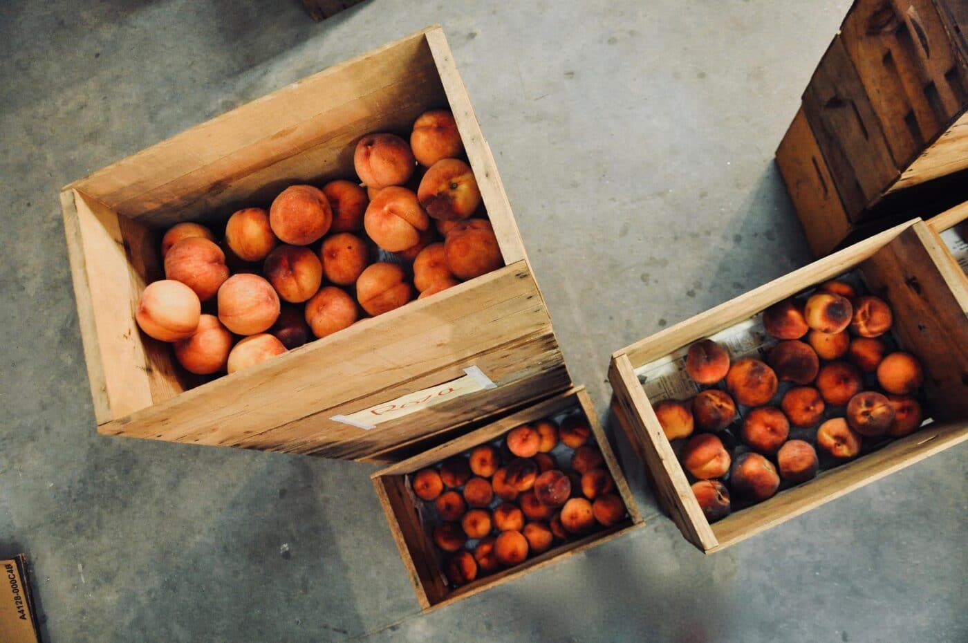 Peaches in boxes at a farmers market