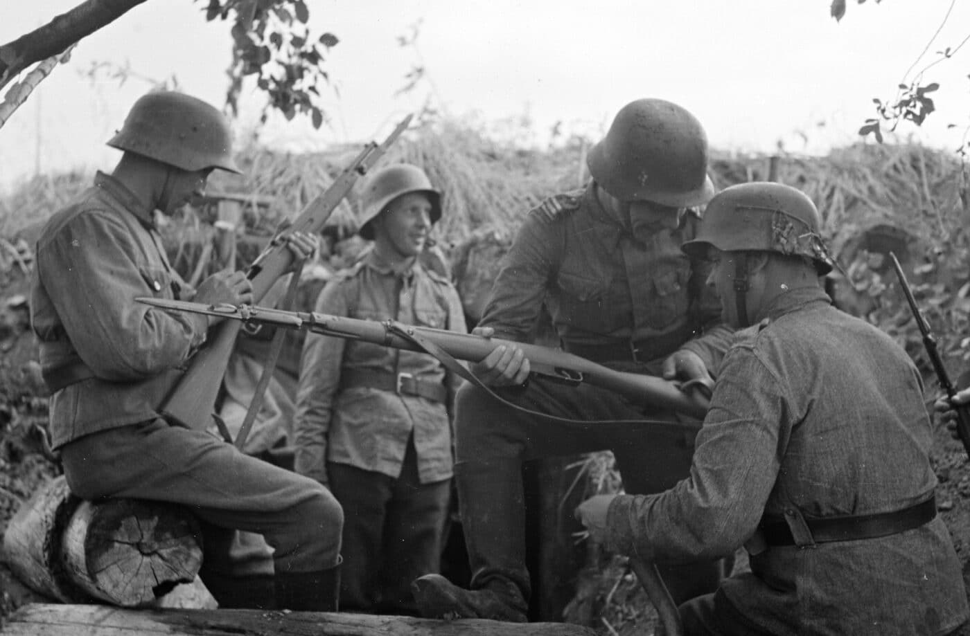 Soldiers with Italian Carcano rifles issued in Finland