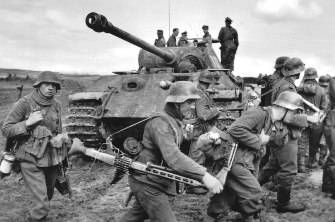 StG 44 Carried by German troops near a Panther tank