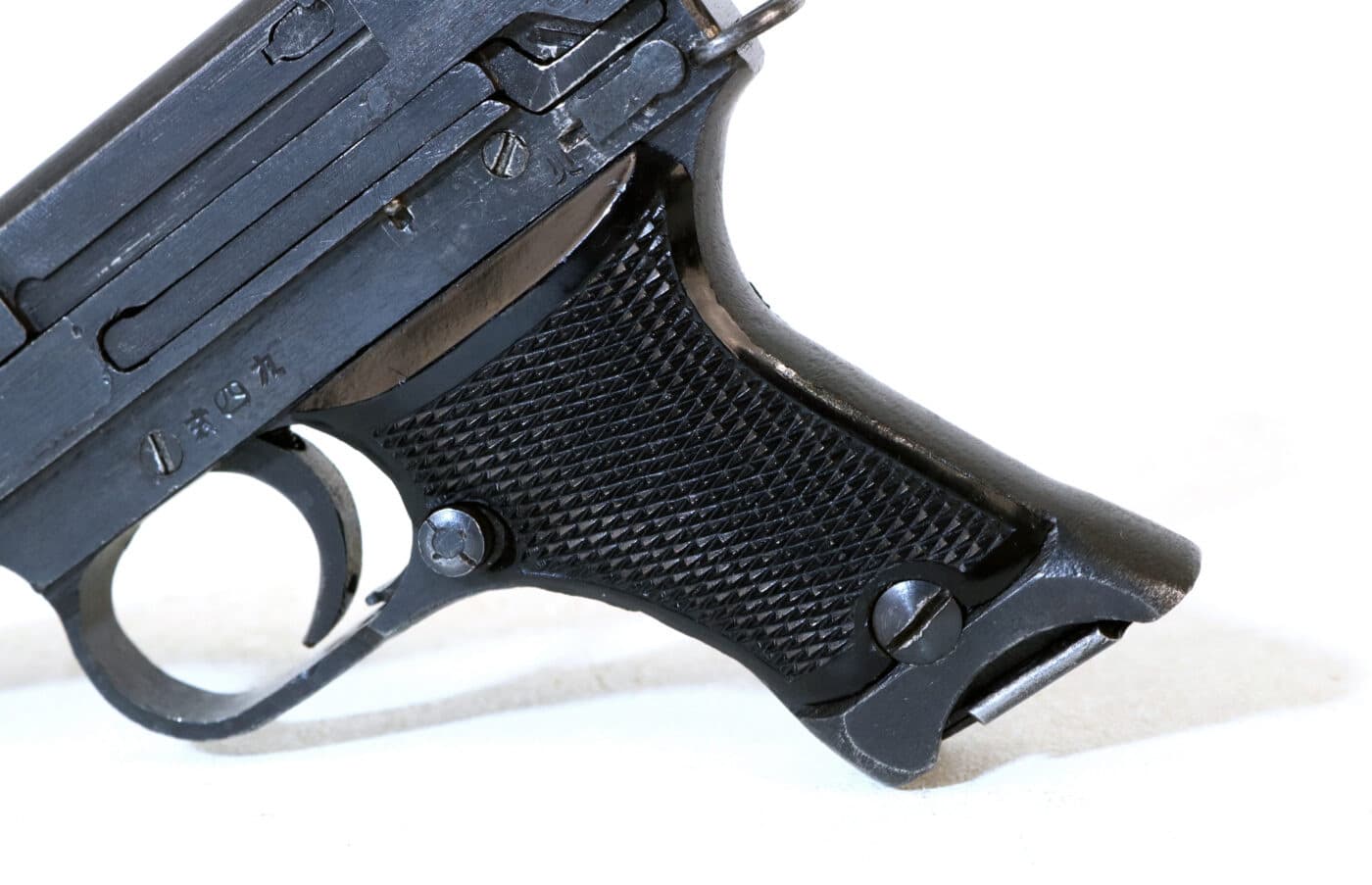 Tapered grip on Type 94 pistol