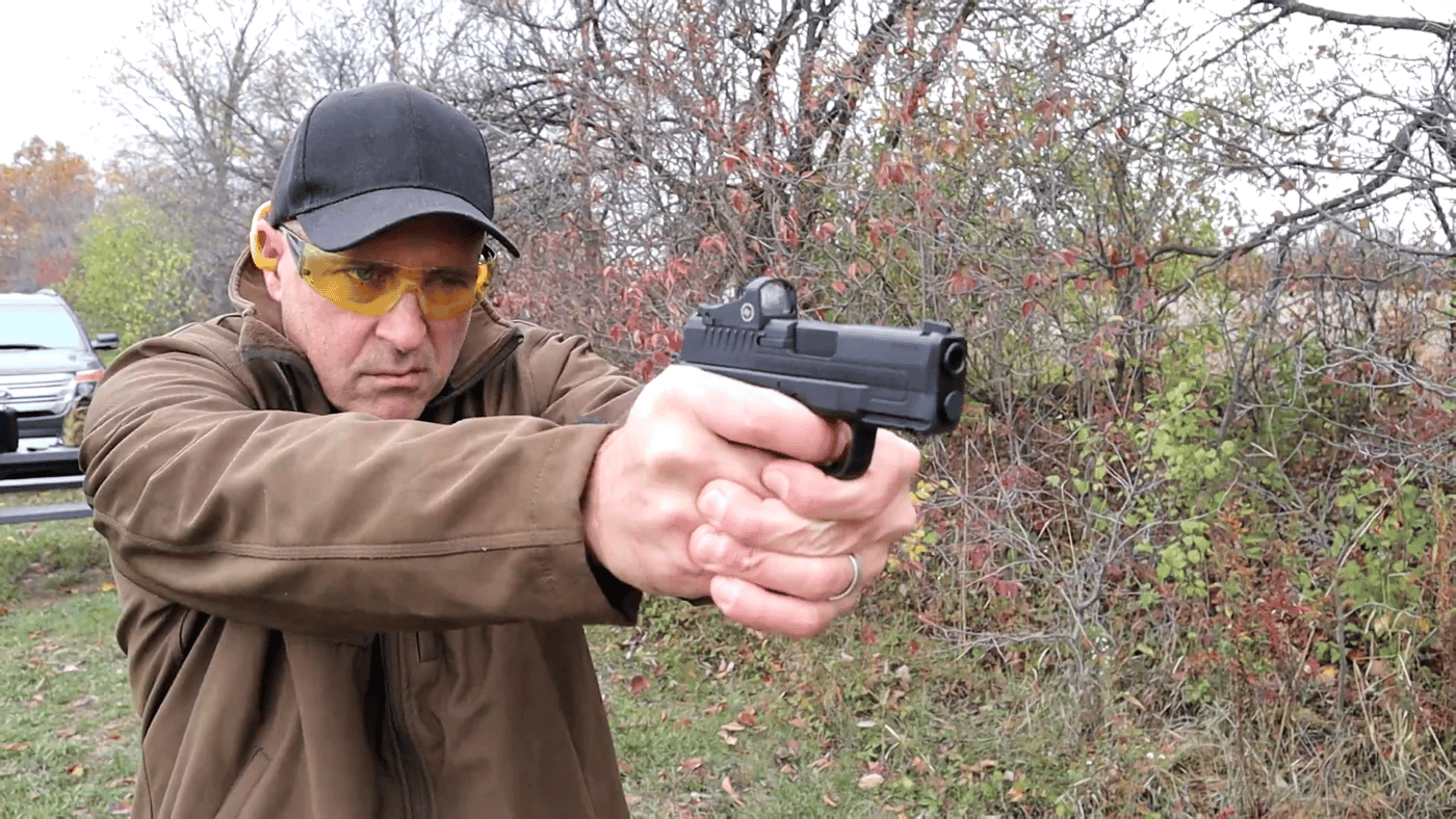 shooting the Springfield XDS and Hellcat to compare