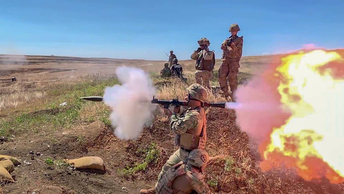 georgian soldier firing rpg-7