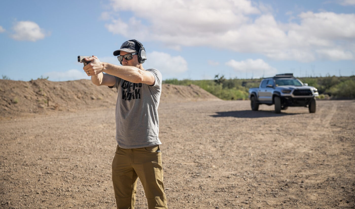 outside shooting range with hellcat pro in fde finish