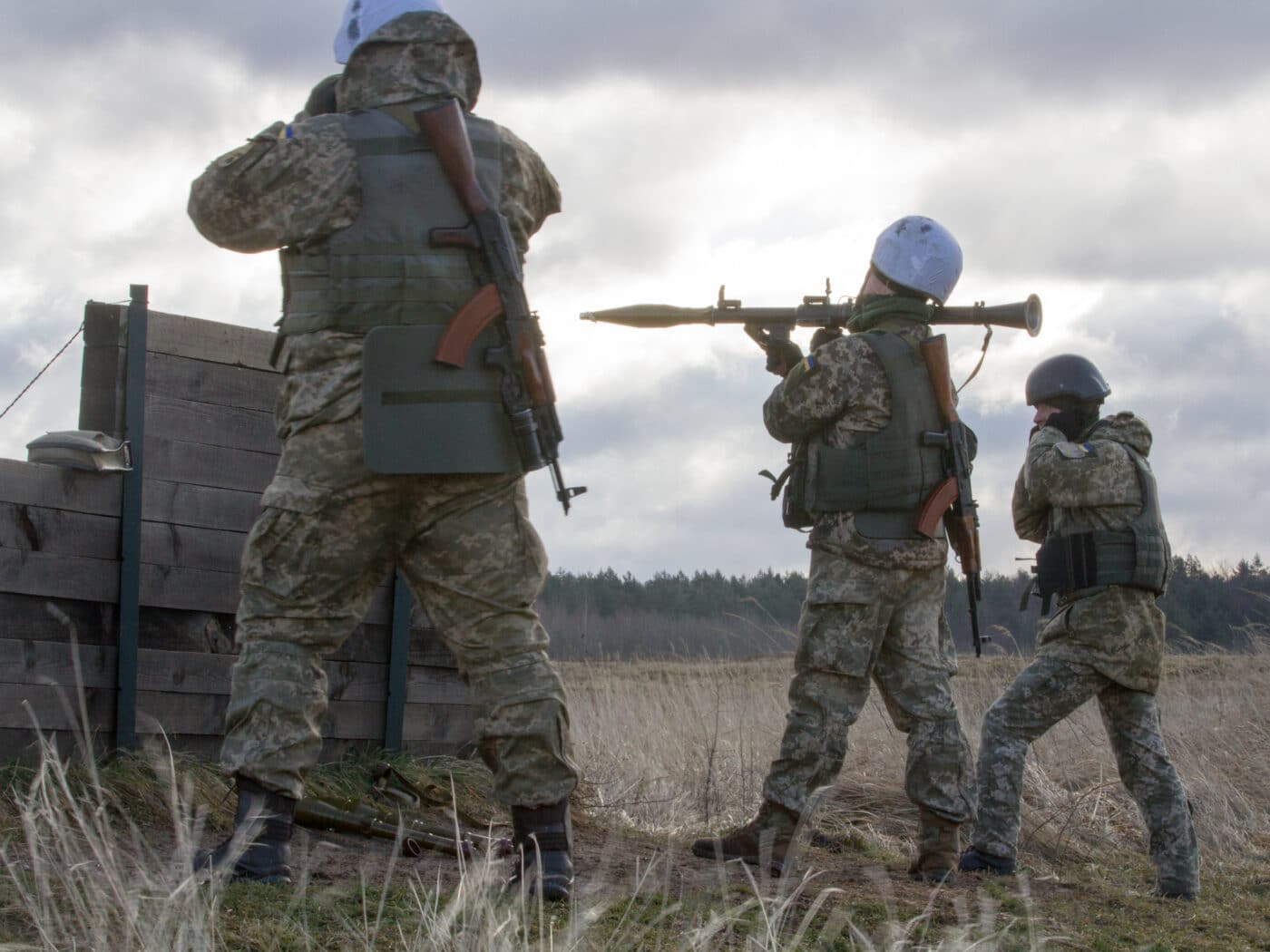 ukrainian soldiers firing rpg-7