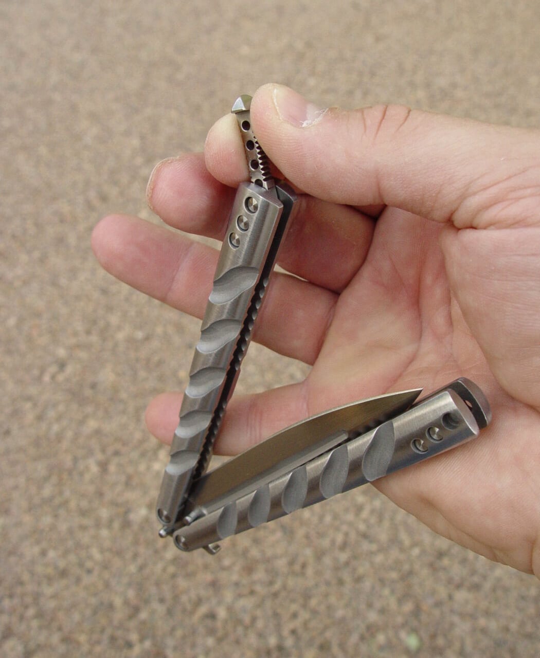 butterfly knife latch