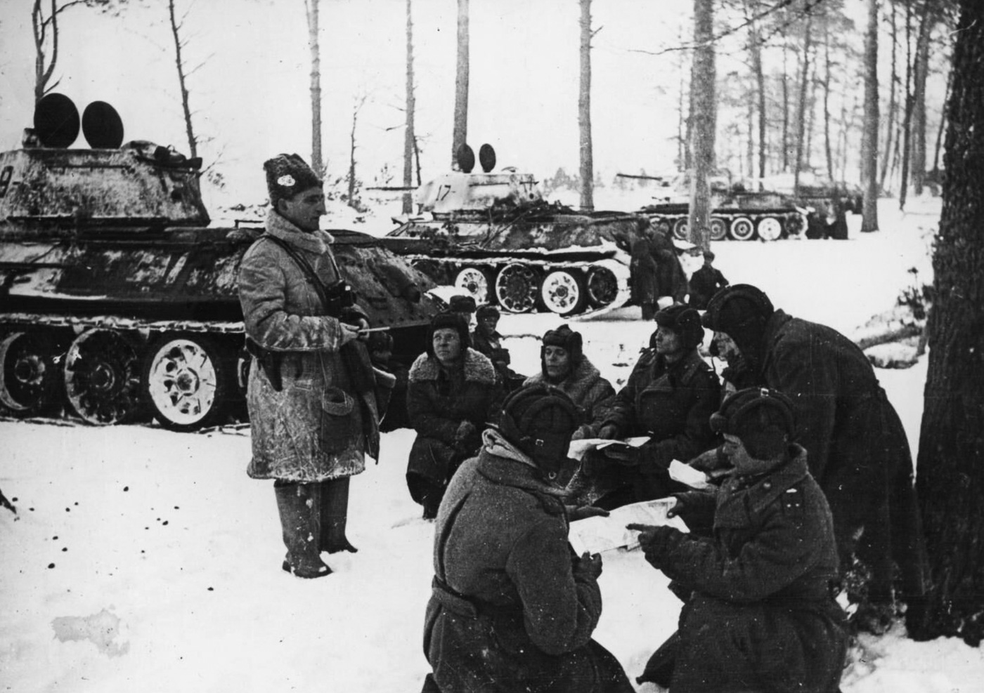 russian tank crews receive briefing