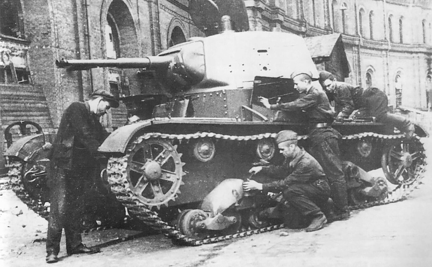 t-26 tank being repaired in leningrad