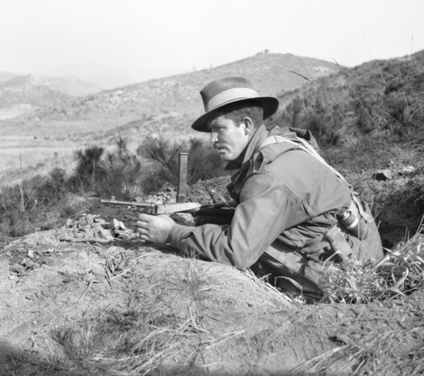 australian soldier in korea with owen gun