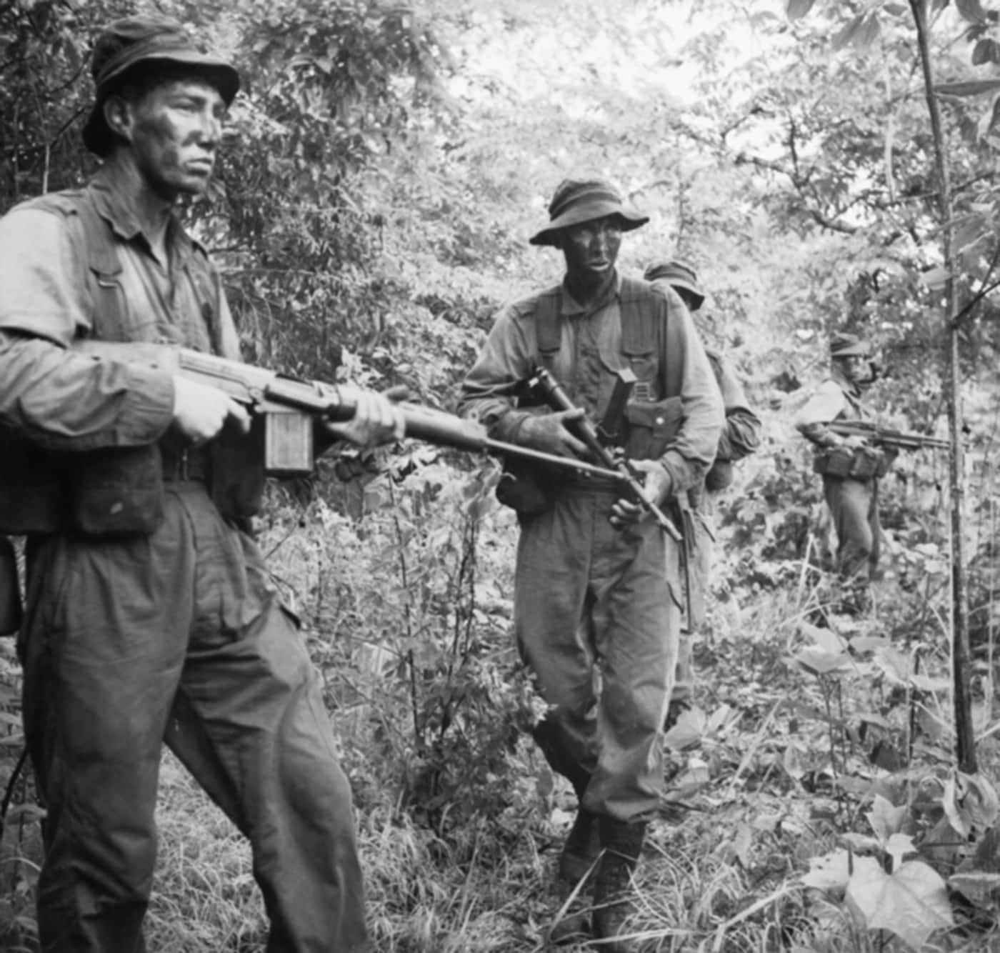 australian troops in vietnam armed with owen smgs