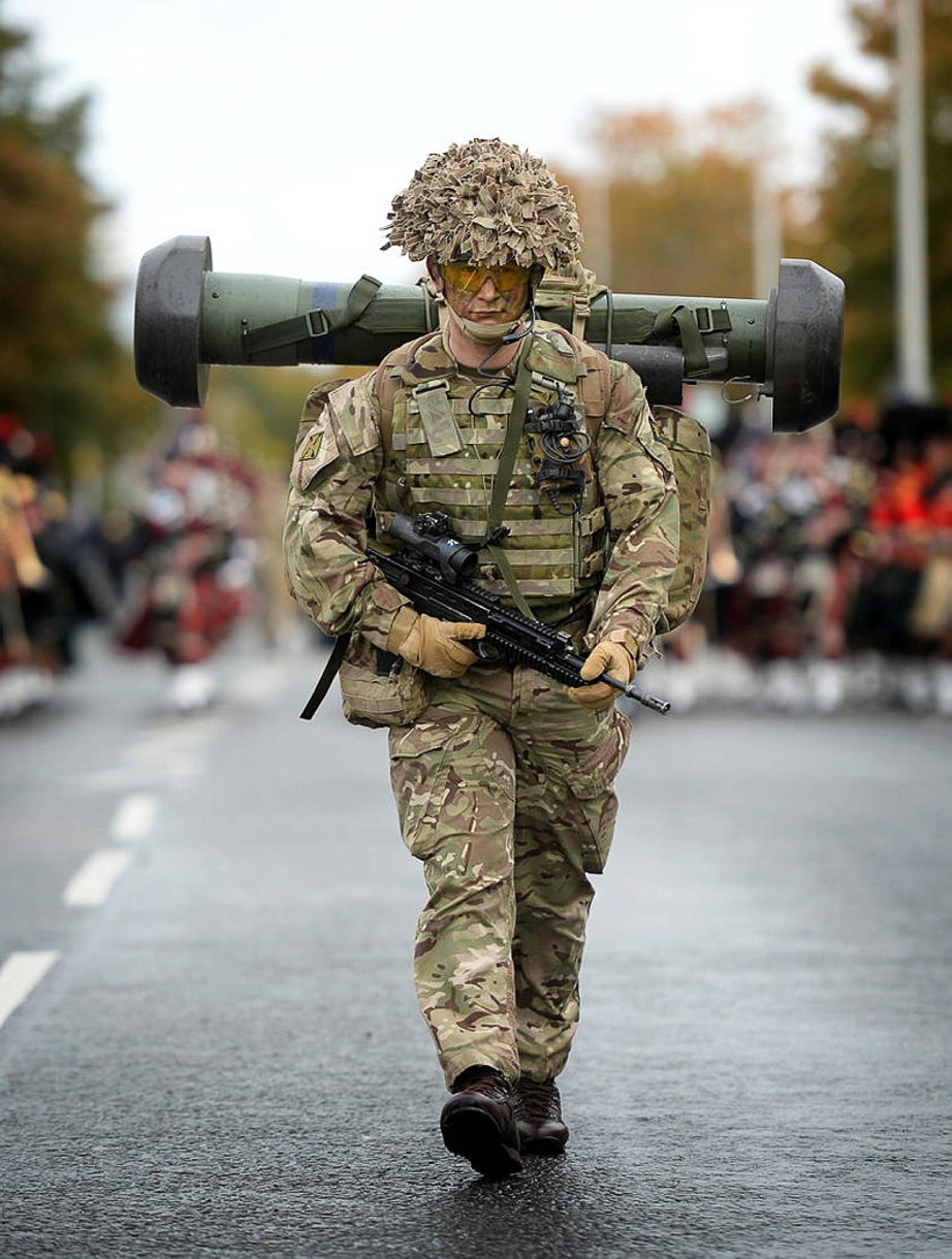 british soldier carries fgm-148 javelin