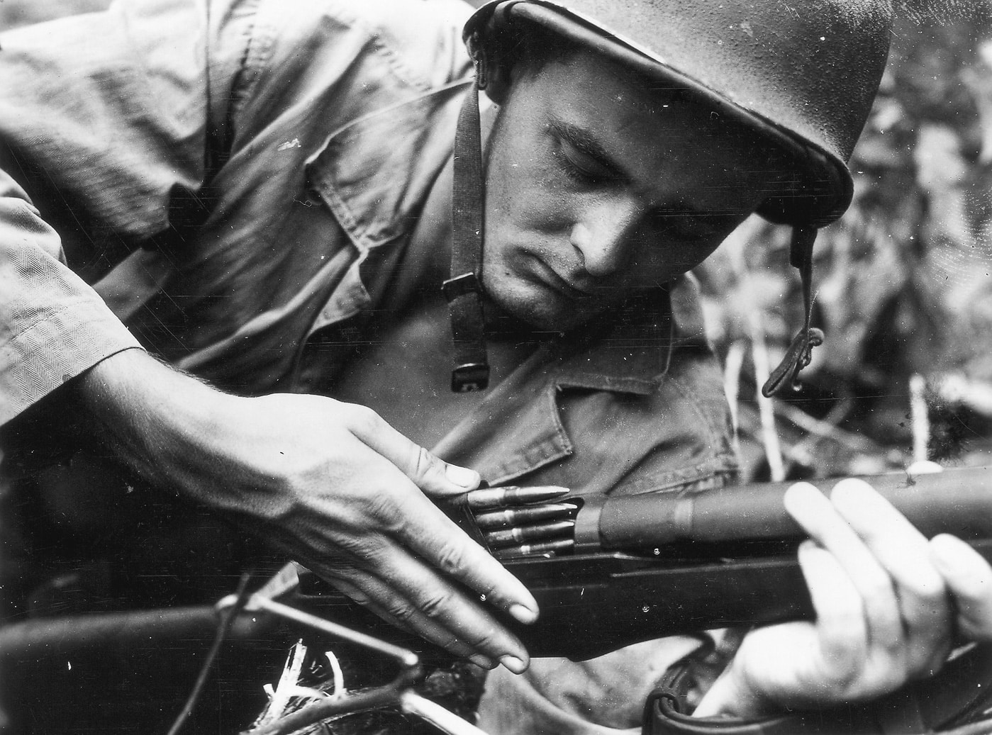 us marine loads m1 on cape gloucester 1944