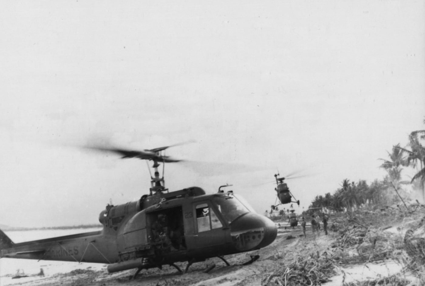 marine uh-1 huey gunship in vietnam
