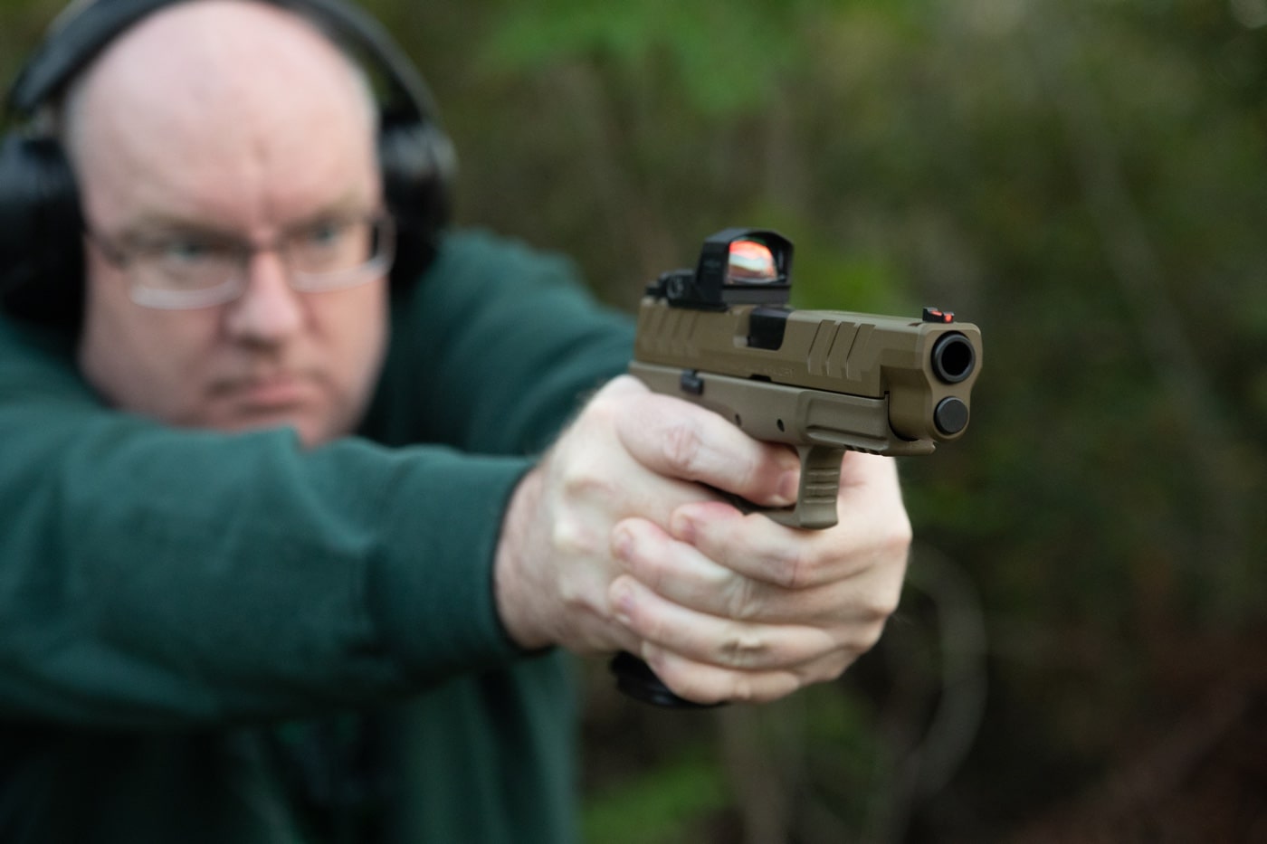 shooting the springfield desert fde xd-m elite 10mm on the range