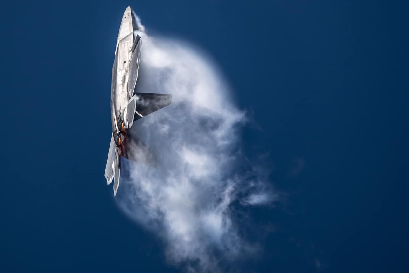 f-22 performs a power loop