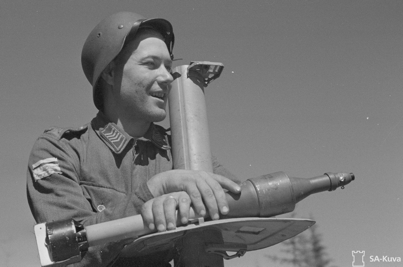 finnish soldier with apnzerschreck and projectile