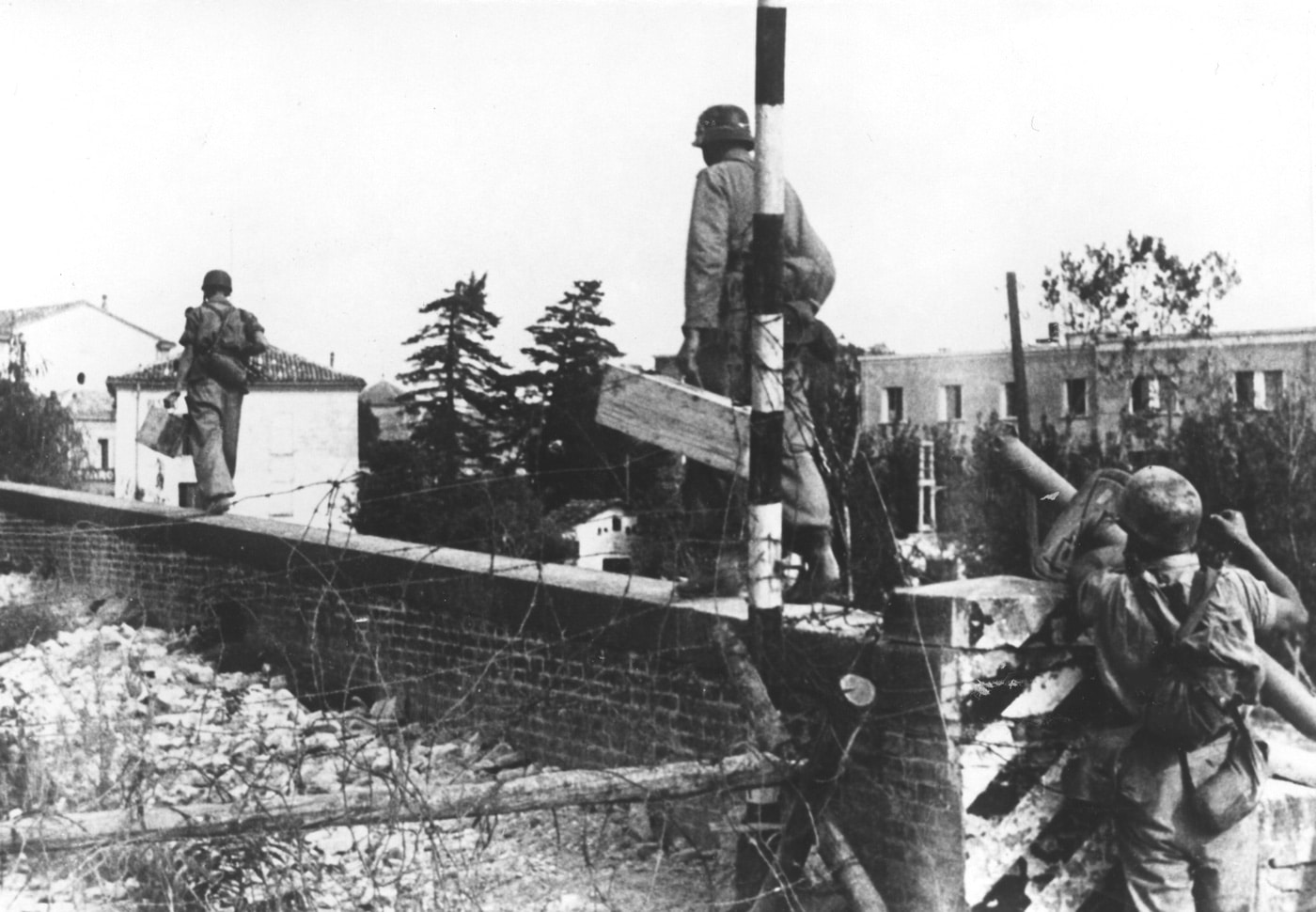 german paratroopers on italian front with rpzb 54 panzerschreck