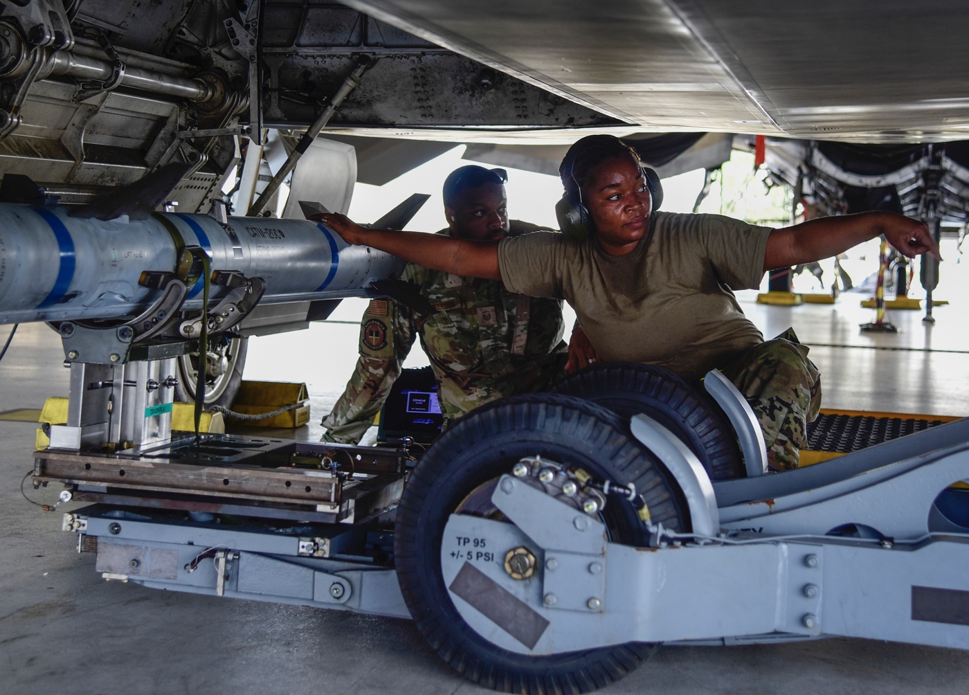 loading weapons on the f-22