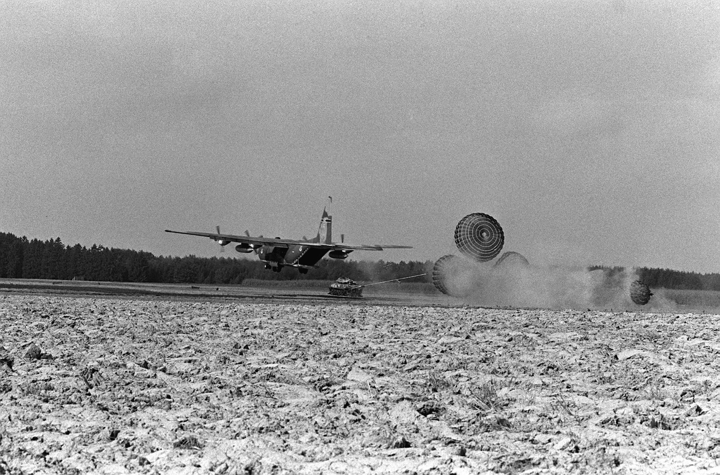 sheridan tank deploys from a c-130
