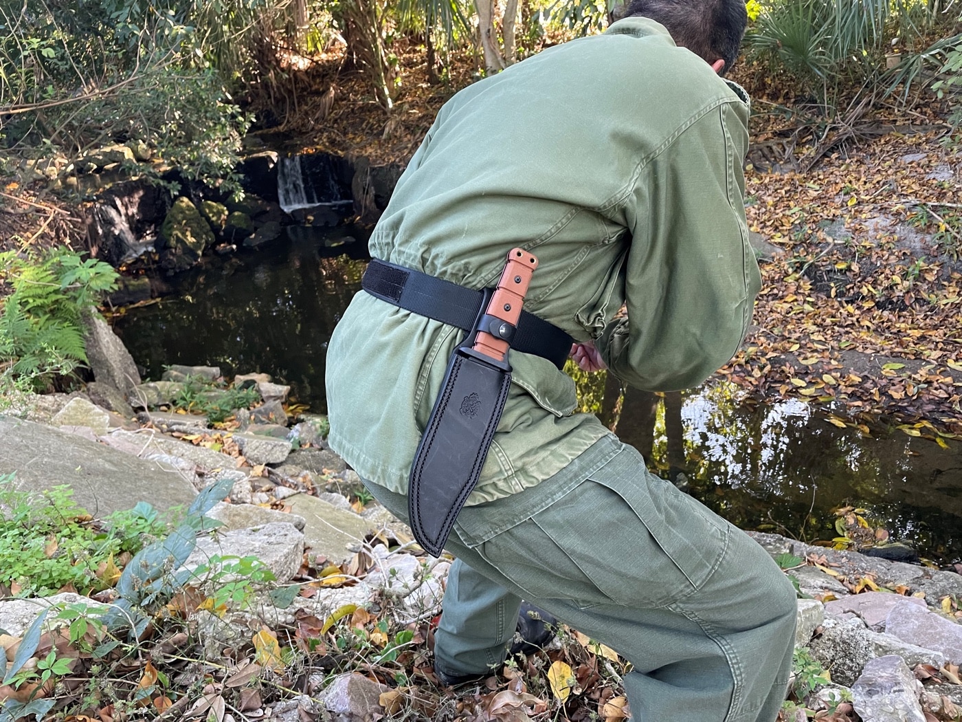 wearing the field knife in the field