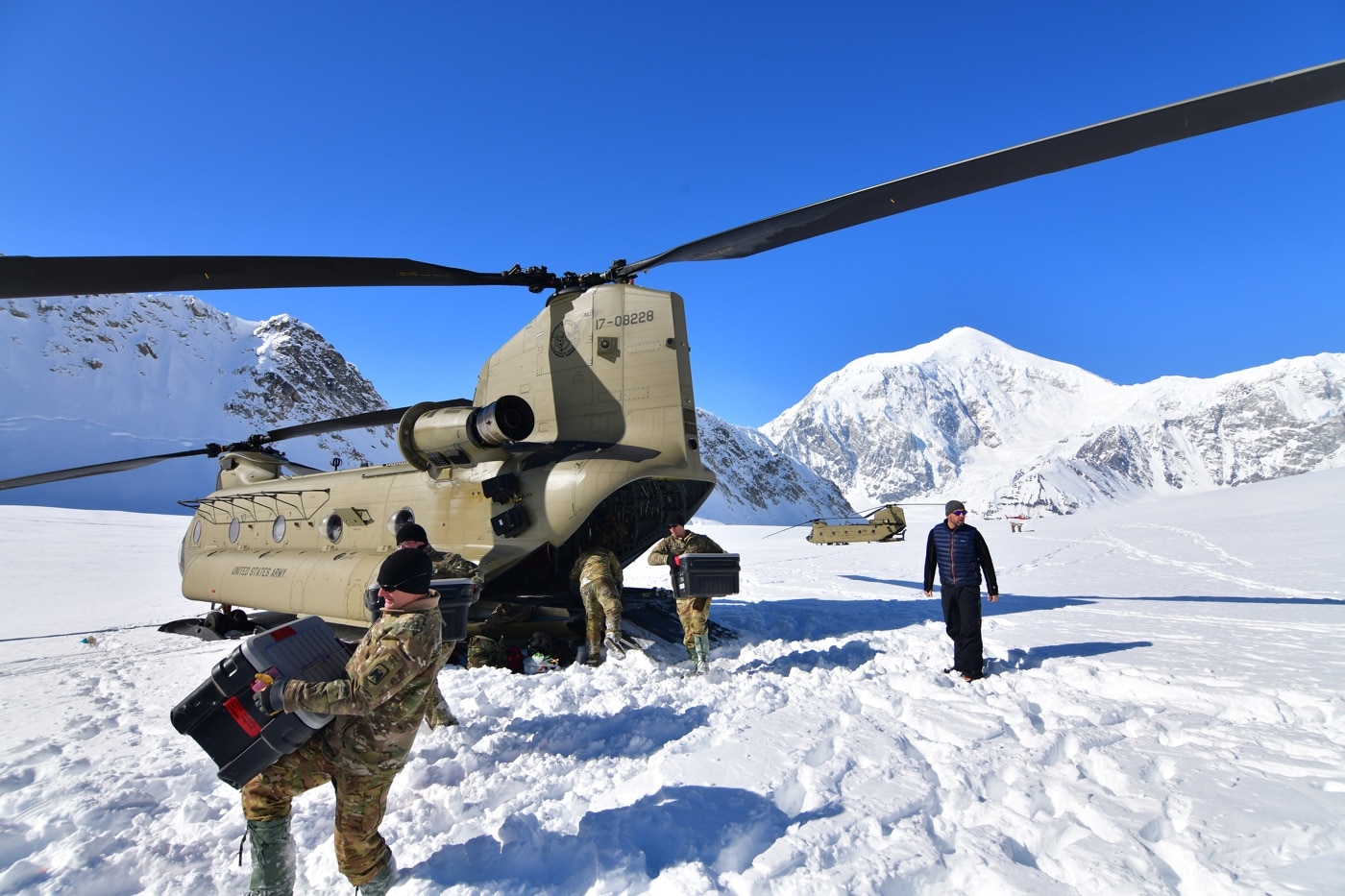 us army sugar bears unload supplies form a chinook on mt denali