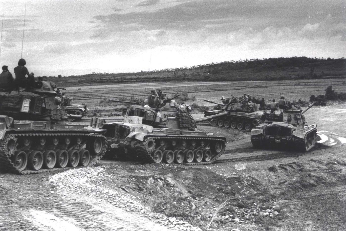 column of m48 tanks near con thien vietnam