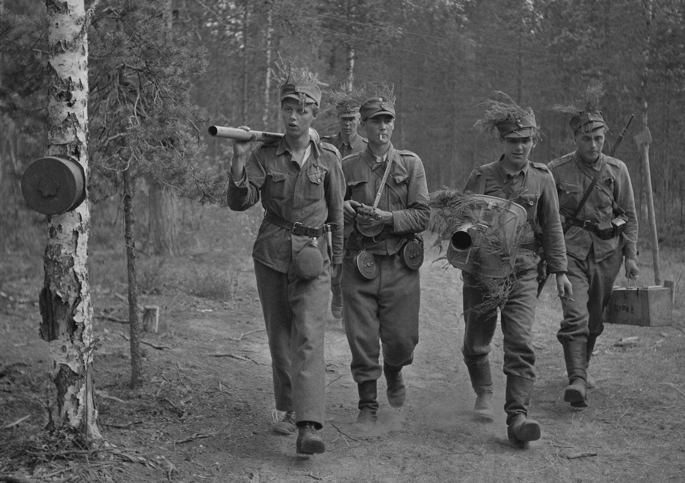 panzerfaust and panzershreck carried by finnish troops