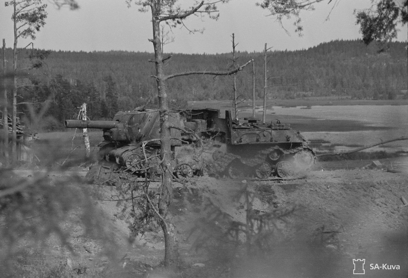 soviet isu-152 destroyed by a panzerfaust