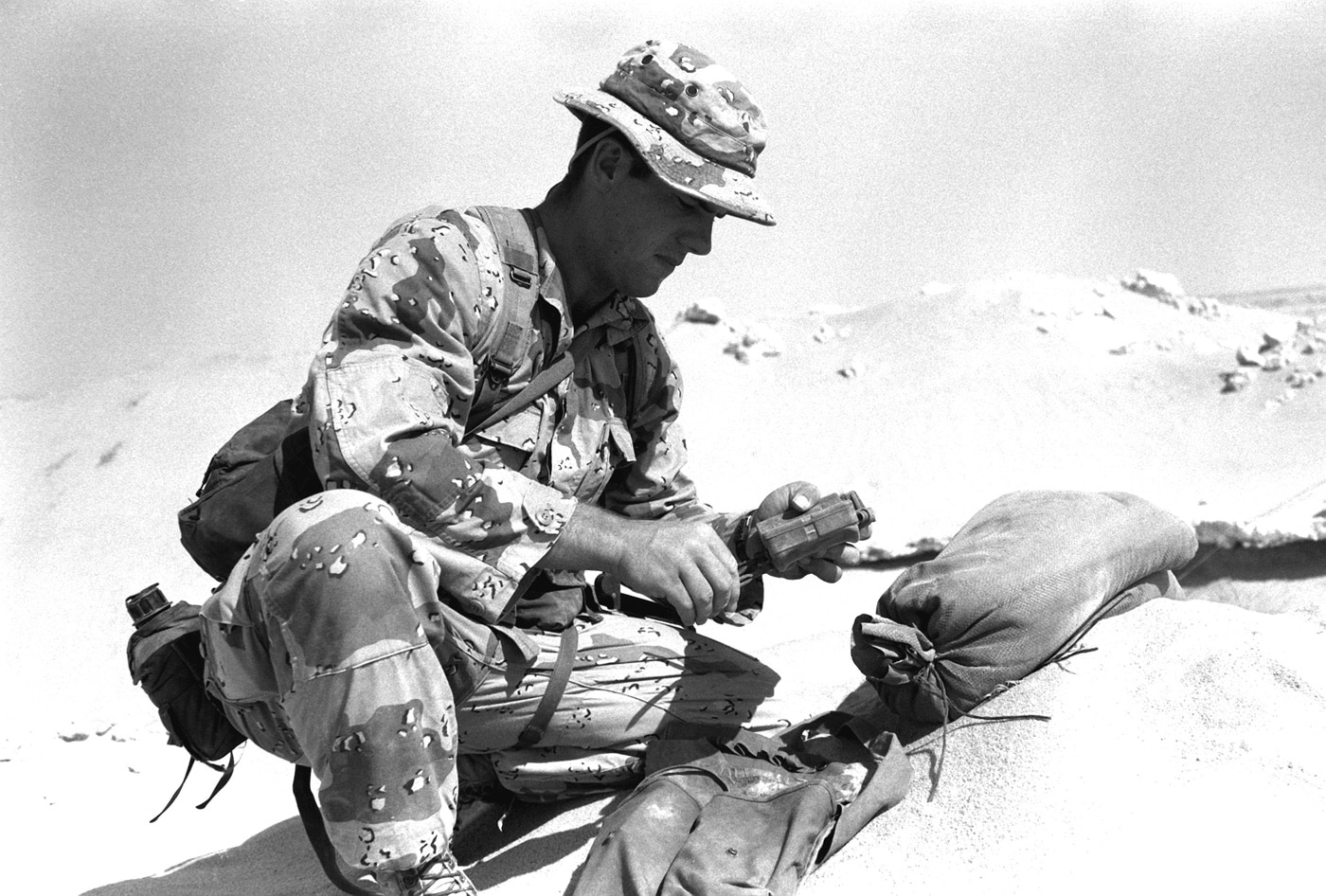 us marine sets claymore during operation desert shield