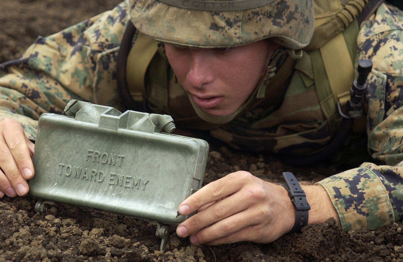 us marine setting a m18 a1 claymore mine