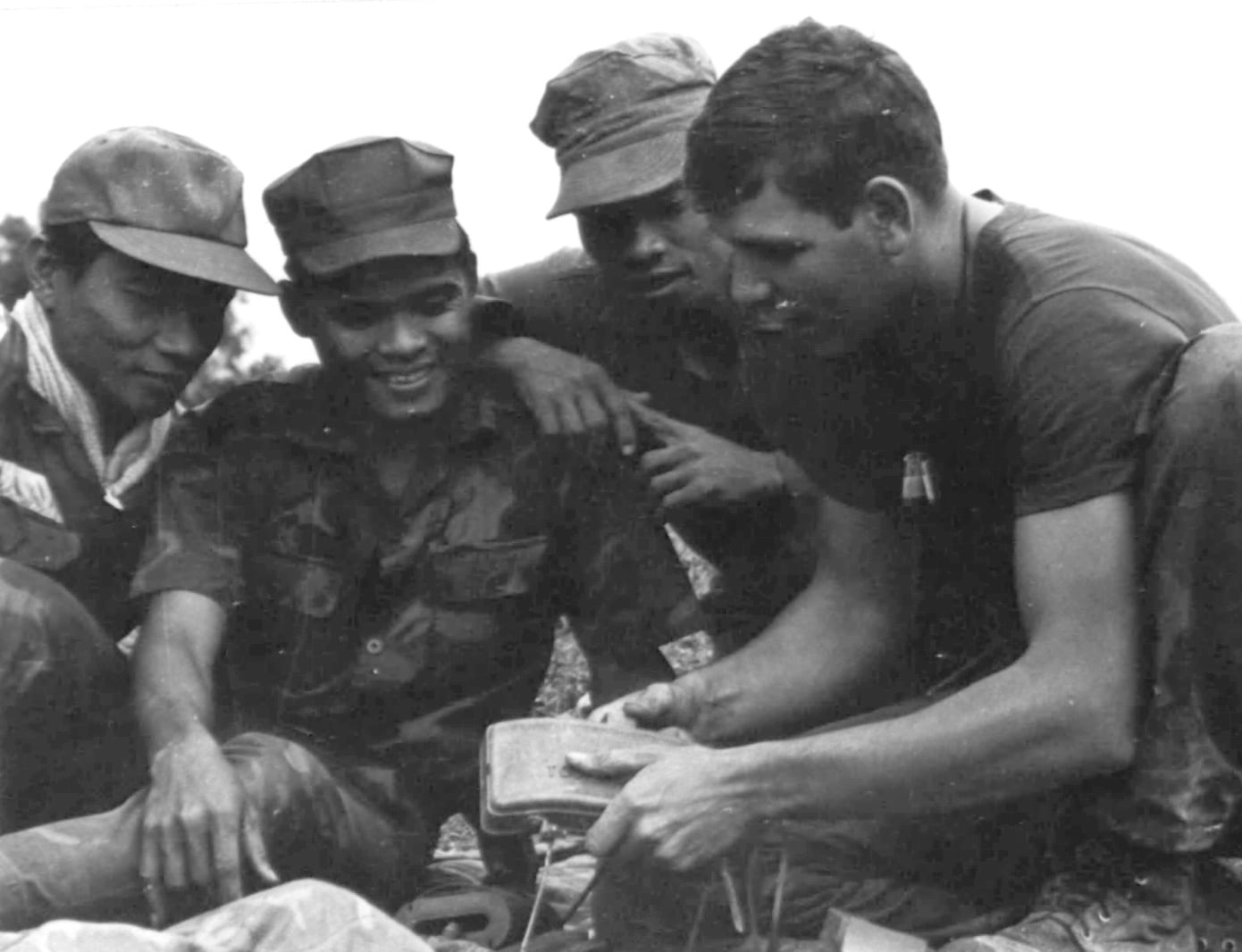 us soldier teaches south vietnam army how to use claymore