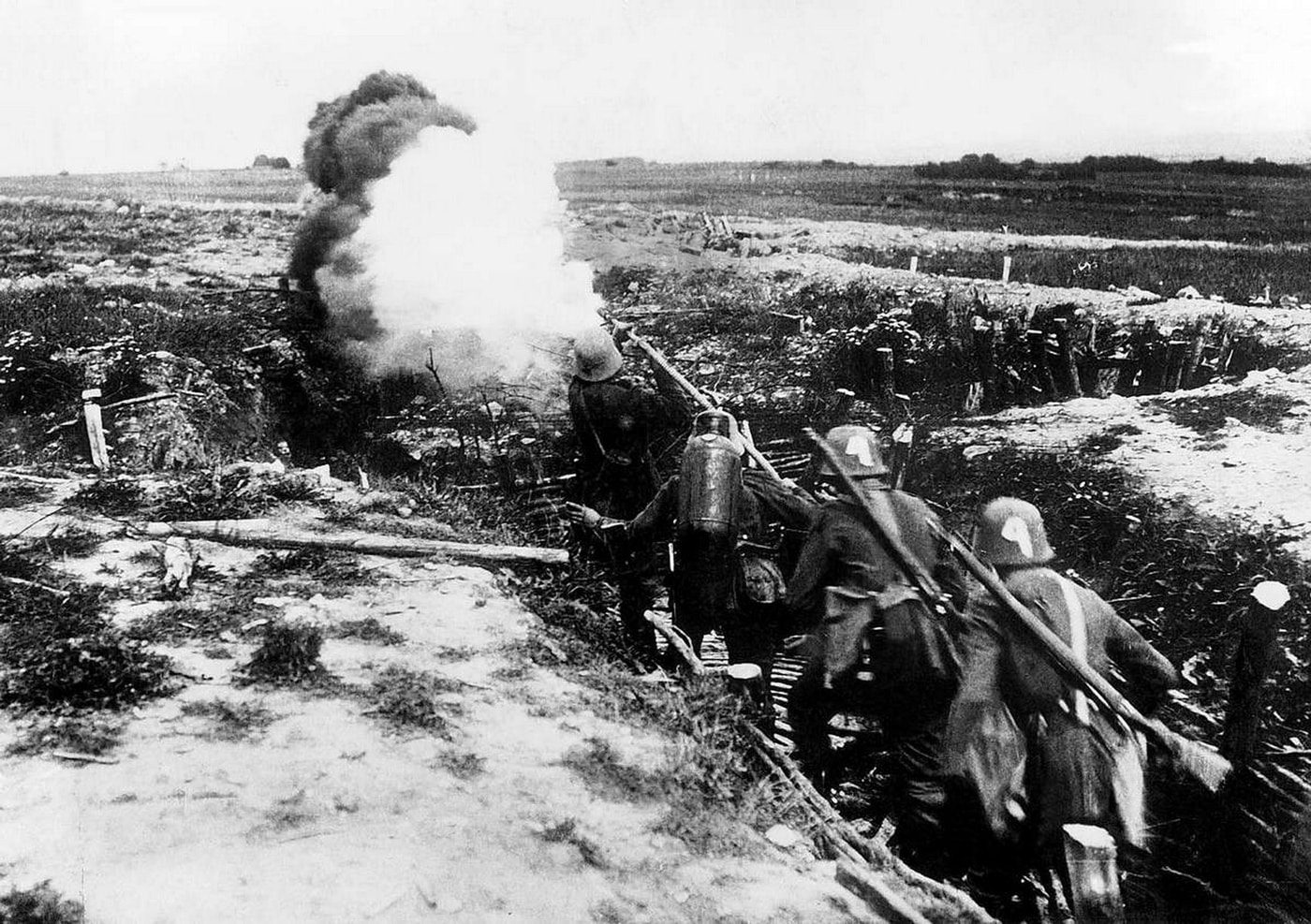 german flamethrower team in wwi