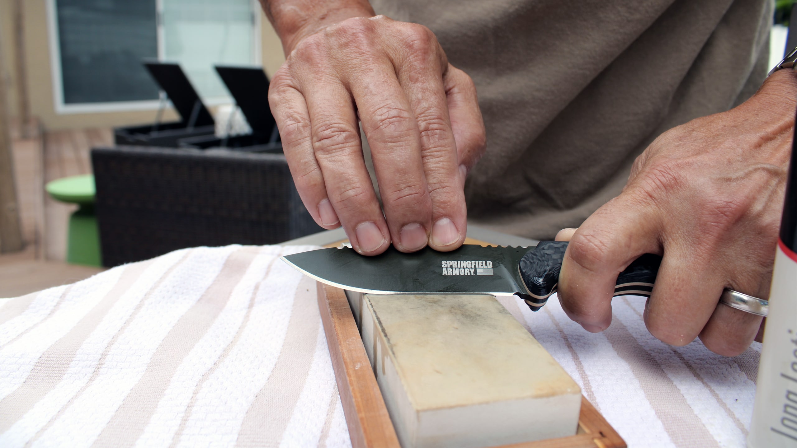 How to Sharpen Your Knives with the Spyderco Tri-Angle Sharpmaker Knife  Sharpener 