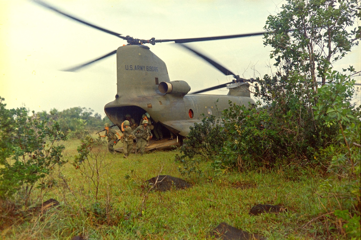 soldiers deploy from ch-47 chinook in vietnam