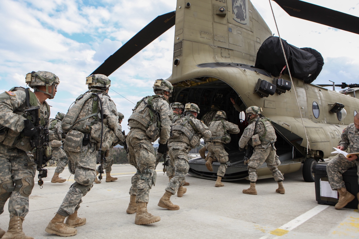 us soldiers load into a ch-47 chinook