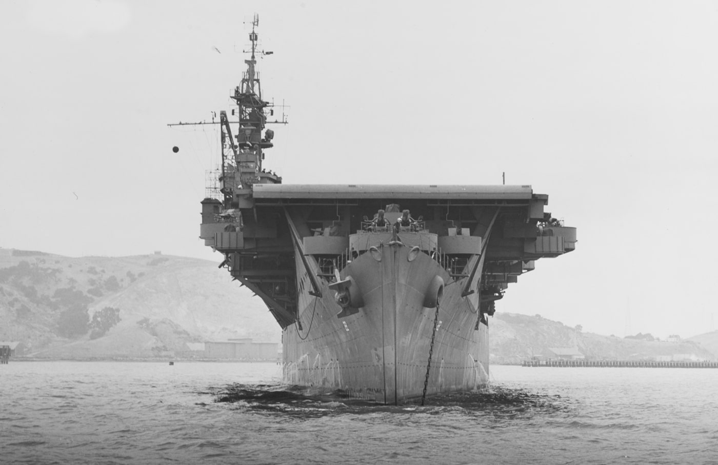 uss independence weighs anchor at mare island 1943