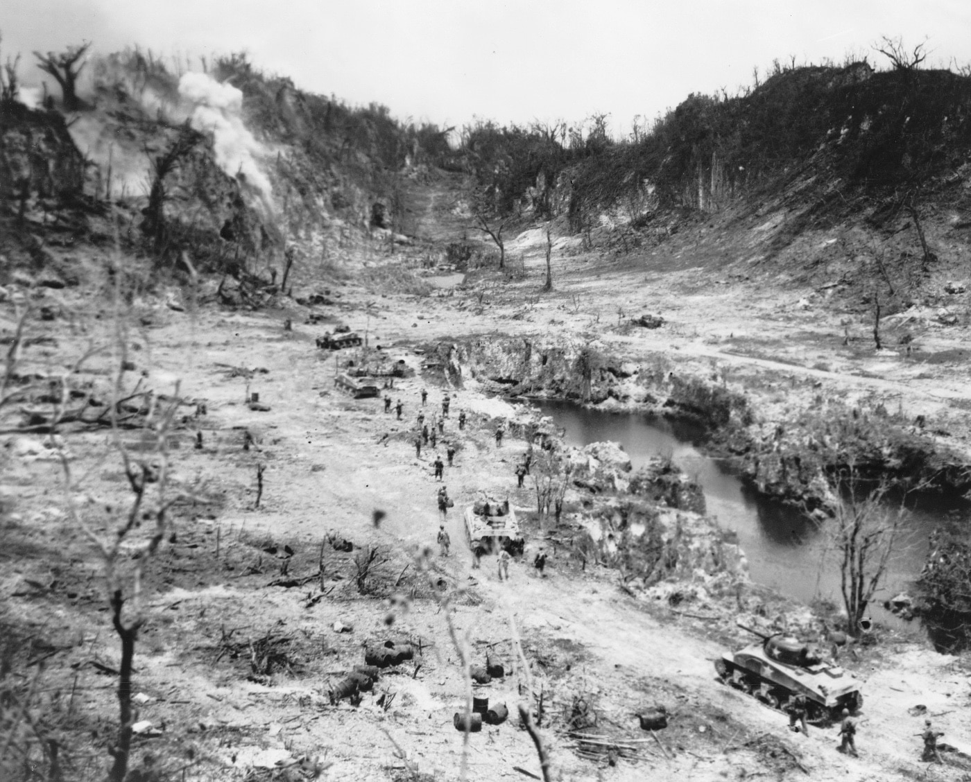 marine tanks and infantry attack japanese positions on peleliu