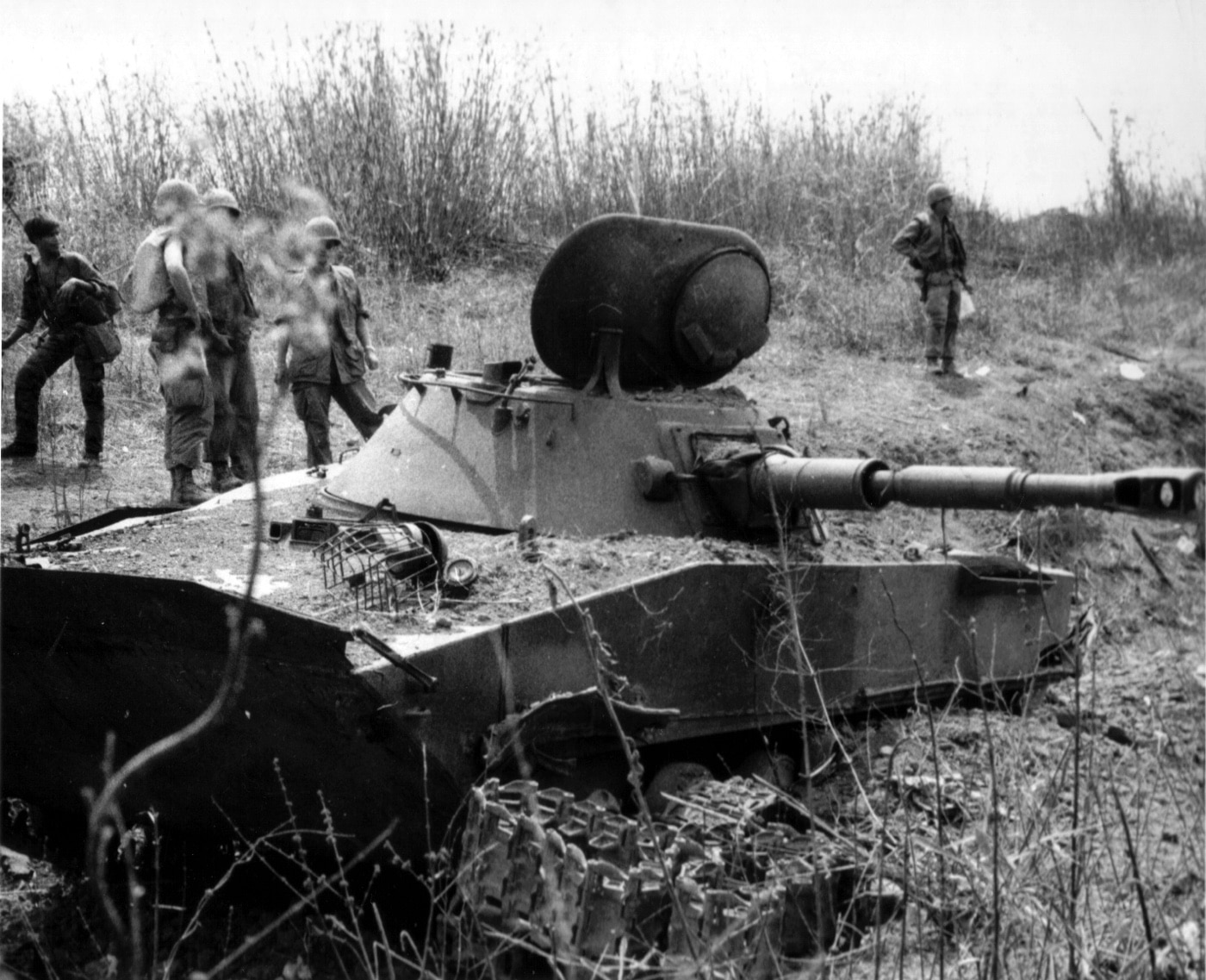 north vietnamese pt-76 destroyed by americans at ben het