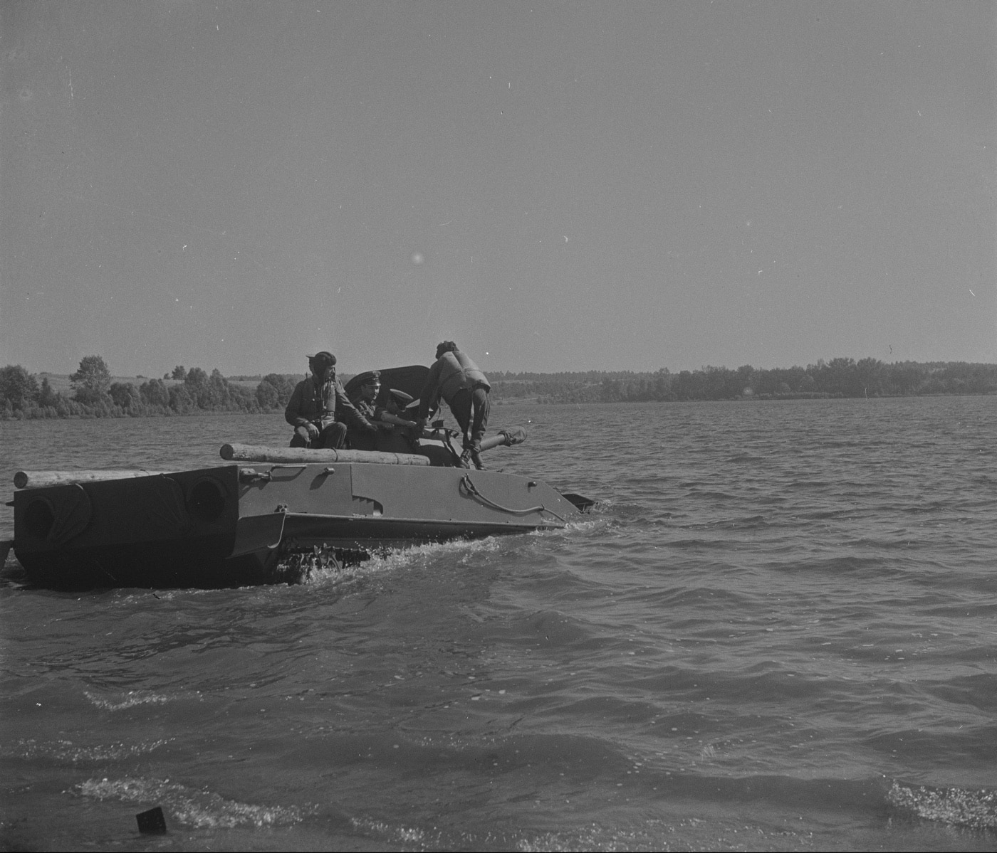 polish pt-76 tank swimming